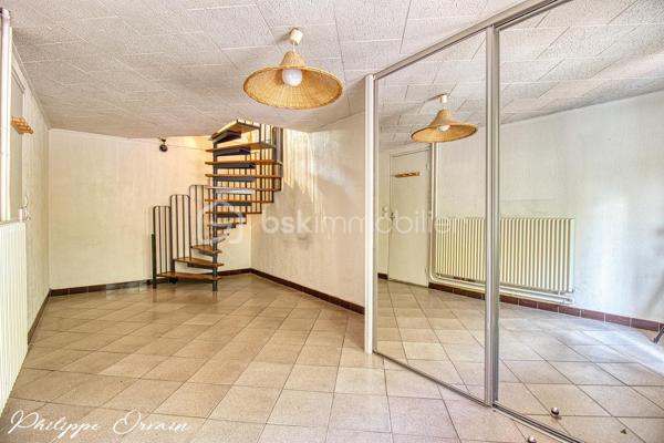 🏠 Maison en pignon – 110 m² – Louvres (95380)

Description du bien :
Dans un environnement résidentiel calme et agréable de Louvres, découvrez cette maison de 110 m², idéale pour une famille.

Le bien se compose de :
Une entrée
Une cuisine indépendante et entièrement équipée dont lave-vaisselle et Frigo ( moins d'un an )
Un salon/séjour donnant sur la véranda
4 chambres
1 salle de bains
WC
1 cellier
Un double garage

🌳 Extérieur & environnement :
Terrain clos d'une surface de 81 m²
Pas de vis à vis
Jardin/terrasse
Stationnement facile (garage et place de parking)

✅ Les + :
Toiture refaite
Tableau électrique neuf
Chaudière à condensation de 2021
Adoucisseur d'eau
Fenêtres PVC double vitrage
Volets électrique

Secteur calme et résidentiel
Le tout sur un terrain fonctionnel, proche des écoles, commerces et transports (RER D, accès rapide A1/A3).
Fort potentiel !

📞 Contactez-moi pour organiser une visite !
