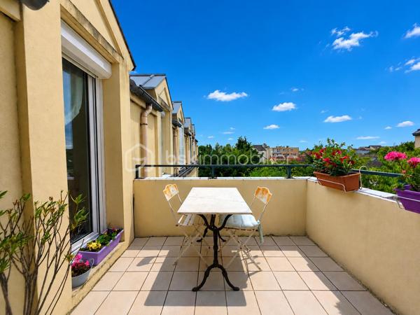 A 10 min de la gare Sevran - Livry RER B, dans un quartier pavillonnaire, magnifique appartement 2 pièces dans une résidence de 1992 calme et arborée.

LES ATOUTS DU BIEN
• Terrasse SUD OUEST 5m² donnant sur séjour et cuisine
• Dernier étage
• Séjour double exposition
• Box en sous-sol
• Beaux volumes

AGENCEMENT
• Entrée avec placard (5,39m²)
• Séjour (22m²)
• Cuisine (7,30m²)
• Dégagement avec placard 
• Chambre avec placard (9,40m²)
• Salle de bains (3,40m²)
• WC

Sous-sol
• Box de 12m²

INFORMATIONS TECHNIQUES
• Chauffage individuel électrique
• Double vitrage PVC avec volet roulant
• Ballon d'eau chaude récent
• Radiateurs électriques récents

INFORMATIONS FINANCIERES
• DPE D
• Charges de copropriété : 150 € / mois (soit 1800 € / an, comprenant eau froide, fond travaux, parties communes)
• Taxe foncière : 1362 €

COPROPRIETE
• Immeuble de 35 lots principaux
• Pas de procédure en cours
• Nombre de lots annoncés : 2

Offrez-vous ce coin de paradis dans un quartier calme avec toutes les commodités à pied !

Ludovic MOREL
Votre Partenaire Immobilier
Depuis 2010

•••