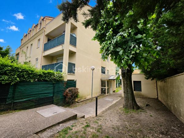 A 10 min de la gare Sevran - Livry RER B, dans un quartier pavillonnaire, magnifique appartement 2 pièces dans une résidence de 1992 calme et arborée.

LES ATOUTS DU BIEN
• Terrasse SUD OUEST 5m² donnant sur séjour et cuisine
• Dernier étage
• Séjour double exposition
• Box en sous-sol
• Beaux volumes

AGENCEMENT
• Entrée avec placard (5,39m²)
• Séjour (22m²)
• Cuisine (7,30m²)
• Dégagement avec placard 
• Chambre avec placard (9,40m²)
• Salle de bains (3,40m²)
• WC

Sous-sol
• Box de 12m²

INFORMATIONS TECHNIQUES
• Chauffage individuel électrique
• Double vitrage PVC avec volet roulant
• Ballon d'eau chaude récent
• Radiateurs électriques récents

INFORMATIONS FINANCIERES
• DPE D
• Charges de copropriété : 150 € / mois (soit 1800 € / an, comprenant eau froide, fond travaux, parties communes)
• Taxe foncière : 1362 €

COPROPRIETE
• Immeuble de 35 lots principaux
• Pas de procédure en cours
• Nombre de lots annoncés : 2

Offrez-vous ce coin de paradis dans un quartier calme avec toutes les commodités à pied !

Ludovic MOREL
Votre Partenaire Immobilier
Depuis 2010

•••