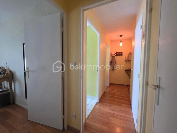 A 10 min de la gare Sevran - Livry RER B, dans un quartier pavillonnaire, magnifique appartement 2 pièces dans une résidence de 1992 calme et arborée.

LES ATOUTS DU BIEN
• Terrasse SUD OUEST 5m² donnant sur séjour et cuisine
• Dernier étage
• Séjour double exposition
• Box en sous-sol
• Beaux volumes

AGENCEMENT
• Entrée avec placard (5,39m²)
• Séjour (22m²)
• Cuisine (7,30m²)
• Dégagement avec placard 
• Chambre avec placard (9,40m²)
• Salle de bains (3,40m²)
• WC

Sous-sol
• Box de 12m²

INFORMATIONS TECHNIQUES
• Chauffage individuel électrique
• Double vitrage PVC avec volet roulant
• Ballon d'eau chaude récent
• Radiateurs électriques récents

INFORMATIONS FINANCIERES
• DPE D
• Charges de copropriété : 150 € / mois (soit 1800 € / an, comprenant eau froide, fond travaux, parties communes)
• Taxe foncière : 1362 €

COPROPRIETE
• Immeuble de 35 lots principaux
• Pas de procédure en cours
• Nombre de lots annoncés : 2

Offrez-vous ce coin de paradis dans un quartier calme avec toutes les commodités à pied !

Ludovic MOREL
Votre Partenaire Immobilier
Depuis 2010

•••