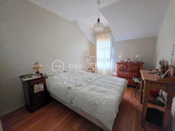 A 10 min de la gare Sevran - Livry RER B, dans un quartier pavillonnaire, magnifique appartement 2 pièces dans une résidence de 1992 calme et arborée.

LES ATOUTS DU BIEN
• Terrasse SUD OUEST 5m² donnant sur séjour et cuisine
• Dernier étage
• Séjour double exposition
• Box en sous-sol
• Beaux volumes

AGENCEMENT
• Entrée avec placard (5,39m²)
• Séjour (22m²)
• Cuisine (7,30m²)
• Dégagement avec placard 
• Chambre avec placard (9,40m²)
• Salle de bains (3,40m²)
• WC

Sous-sol
• Box de 12m²

INFORMATIONS TECHNIQUES
• Chauffage individuel électrique
• Double vitrage PVC avec volet roulant
• Ballon d'eau chaude récent
• Radiateurs électriques récents

INFORMATIONS FINANCIERES
• DPE D
• Charges de copropriété : 150 € / mois (soit 1800 € / an, comprenant eau froide, fond travaux, parties communes)
• Taxe foncière : 1362 €

COPROPRIETE
• Immeuble de 35 lots principaux
• Pas de procédure en cours
• Nombre de lots annoncés : 2

Offrez-vous ce coin de paradis dans un quartier calme avec toutes les commodités à pied !

Ludovic MOREL
Votre Partenaire Immobilier
Depuis 2010

•••