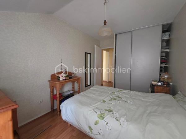 A 10 min de la gare Sevran - Livry RER B, dans un quartier pavillonnaire, magnifique appartement 2 pièces dans une résidence de 1992 calme et arborée.

LES ATOUTS DU BIEN
• Terrasse SUD OUEST 5m² donnant sur séjour et cuisine
• Dernier étage
• Séjour double exposition
• Box en sous-sol
• Beaux volumes

AGENCEMENT
• Entrée avec placard (5,39m²)
• Séjour (22m²)
• Cuisine (7,30m²)
• Dégagement avec placard 
• Chambre avec placard (9,40m²)
• Salle de bains (3,40m²)
• WC

Sous-sol
• Box de 12m²

INFORMATIONS TECHNIQUES
• Chauffage individuel électrique
• Double vitrage PVC avec volet roulant
• Ballon d'eau chaude récent
• Radiateurs électriques récents

INFORMATIONS FINANCIERES
• DPE D
• Charges de copropriété : 150 € / mois (soit 1800 € / an, comprenant eau froide, fond travaux, parties communes)
• Taxe foncière : 1362 €

COPROPRIETE
• Immeuble de 35 lots principaux
• Pas de procédure en cours
• Nombre de lots annoncés : 2

Offrez-vous ce coin de paradis dans un quartier calme avec toutes les commodités à pied !

Ludovic MOREL
Votre Partenaire Immobilier
Depuis 2010

•••