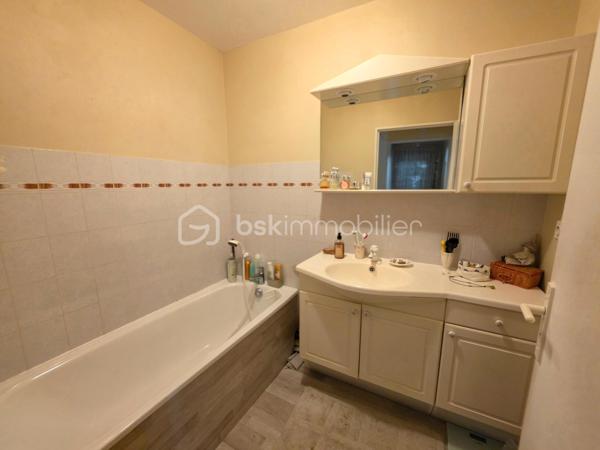A 10 min de la gare Sevran - Livry RER B, dans un quartier pavillonnaire, magnifique appartement 2 pièces dans une résidence de 1992 calme et arborée.

LES ATOUTS DU BIEN
• Terrasse SUD OUEST 5m² donnant sur séjour et cuisine
• Dernier étage
• Séjour double exposition
• Box en sous-sol
• Beaux volumes

AGENCEMENT
• Entrée avec placard (5,39m²)
• Séjour (22m²)
• Cuisine (7,30m²)
• Dégagement avec placard 
• Chambre avec placard (9,40m²)
• Salle de bains (3,40m²)
• WC

Sous-sol
• Box de 12m²

INFORMATIONS TECHNIQUES
• Chauffage individuel électrique
• Double vitrage PVC avec volet roulant
• Ballon d'eau chaude récent
• Radiateurs électriques récents

INFORMATIONS FINANCIERES
• DPE D
• Charges de copropriété : 150 € / mois (soit 1800 € / an, comprenant eau froide, fond travaux, parties communes)
• Taxe foncière : 1362 €

COPROPRIETE
• Immeuble de 35 lots principaux
• Pas de procédure en cours
• Nombre de lots annoncés : 2

Offrez-vous ce coin de paradis dans un quartier calme avec toutes les commodités à pied !

Ludovic MOREL
Votre Partenaire Immobilier
Depuis 2010

•••