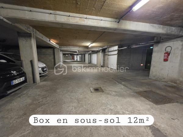 A 10 min de la gare Sevran - Livry RER B, dans un quartier pavillonnaire, magnifique appartement 2 pièces dans une résidence de 1992 calme et arborée.

LES ATOUTS DU BIEN
• Terrasse SUD OUEST 5m² donnant sur séjour et cuisine
• Dernier étage
• Séjour double exposition
• Box en sous-sol
• Beaux volumes

AGENCEMENT
• Entrée avec placard (5,39m²)
• Séjour (22m²)
• Cuisine (7,30m²)
• Dégagement avec placard 
• Chambre avec placard (9,40m²)
• Salle de bains (3,40m²)
• WC

Sous-sol
• Box de 12m²

INFORMATIONS TECHNIQUES
• Chauffage individuel électrique
• Double vitrage PVC avec volet roulant
• Ballon d'eau chaude récent
• Radiateurs électriques récents

INFORMATIONS FINANCIERES
• DPE D
• Charges de copropriété : 150 € / mois (soit 1800 € / an, comprenant eau froide, fond travaux, parties communes)
• Taxe foncière : 1362 €

COPROPRIETE
• Immeuble de 35 lots principaux
• Pas de procédure en cours
• Nombre de lots annoncés : 2

Offrez-vous ce coin de paradis dans un quartier calme avec toutes les commodités à pied !

Ludovic MOREL
Votre Partenaire Immobilier
Depuis 2010

•••