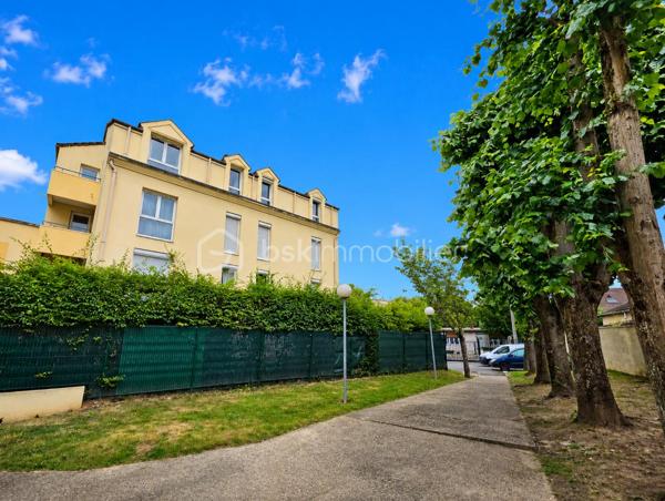 A 10 min de la gare Sevran - Livry RER B, dans un quartier pavillonnaire, magnifique appartement 2 pièces dans une résidence de 1992 calme et arborée.

LES ATOUTS DU BIEN
• Terrasse SUD OUEST 5m² donnant sur séjour et cuisine
• Dernier étage
• Séjour double exposition
• Box en sous-sol
• Beaux volumes

AGENCEMENT
• Entrée avec placard (5,39m²)
• Séjour (22m²)
• Cuisine (7,30m²)
• Dégagement avec placard 
• Chambre avec placard (9,40m²)
• Salle de bains (3,40m²)
• WC

Sous-sol
• Box de 12m²

INFORMATIONS TECHNIQUES
• Chauffage individuel électrique
• Double vitrage PVC avec volet roulant
• Ballon d'eau chaude récent
• Radiateurs électriques récents

INFORMATIONS FINANCIERES
• DPE D
• Charges de copropriété : 150 € / mois (soit 1800 € / an, comprenant eau froide, fond travaux, parties communes)
• Taxe foncière : 1362 €

COPROPRIETE
• Immeuble de 35 lots principaux
• Pas de procédure en cours
• Nombre de lots annoncés : 2

Offrez-vous ce coin de paradis dans un quartier calme avec toutes les commodités à pied !

Ludovic MOREL
Votre Partenaire Immobilier
Depuis 2010

•••