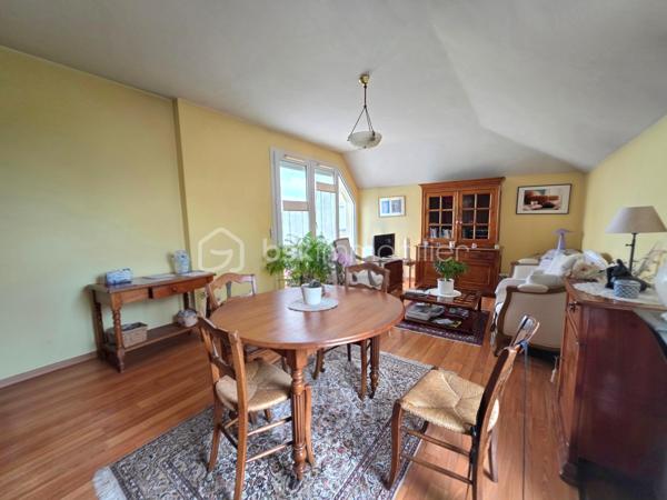 A 10 min de la gare Sevran - Livry RER B, dans un quartier pavillonnaire, magnifique appartement 2 pièces dans une résidence de 1992 calme et arborée.

LES ATOUTS DU BIEN
• Terrasse SUD OUEST 5m² donnant sur séjour et cuisine
• Dernier étage
• Séjour double exposition
• Box en sous-sol
• Beaux volumes

AGENCEMENT
• Entrée avec placard (5,39m²)
• Séjour (22m²)
• Cuisine (7,30m²)
• Dégagement avec placard 
• Chambre avec placard (9,40m²)
• Salle de bains (3,40m²)
• WC

Sous-sol
• Box de 12m²

INFORMATIONS TECHNIQUES
• Chauffage individuel électrique
• Double vitrage PVC avec volet roulant
• Ballon d'eau chaude récent
• Radiateurs électriques récents

INFORMATIONS FINANCIERES
• DPE D
• Charges de copropriété : 150 € / mois (soit 1800 € / an, comprenant eau froide, fond travaux, parties communes)
• Taxe foncière : 1362 €

COPROPRIETE
• Immeuble de 35 lots principaux
• Pas de procédure en cours
• Nombre de lots annoncés : 2

Offrez-vous ce coin de paradis dans un quartier calme avec toutes les commodités à pied !

Ludovic MOREL
Votre Partenaire Immobilier
Depuis 2010

•••