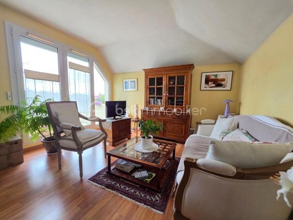 A 10 min de la gare Sevran - Livry RER B, dans un quartier pavillonnaire, magnifique appartement 2 pièces dans une résidence de 1992 calme et arborée.

LES ATOUTS DU BIEN
• Terrasse SUD OUEST 5m² donnant sur séjour et cuisine
• Dernier étage
• Séjour double exposition
• Box en sous-sol
• Beaux volumes

AGENCEMENT
• Entrée avec placard (5,39m²)
• Séjour (22m²)
• Cuisine (7,30m²)
• Dégagement avec placard 
• Chambre avec placard (9,40m²)
• Salle de bains (3,40m²)
• WC

Sous-sol
• Box de 12m²

INFORMATIONS TECHNIQUES
• Chauffage individuel électrique
• Double vitrage PVC avec volet roulant
• Ballon d'eau chaude récent
• Radiateurs électriques récents

INFORMATIONS FINANCIERES
• DPE D
• Charges de copropriété : 150 € / mois (soit 1800 € / an, comprenant eau froide, fond travaux, parties communes)
• Taxe foncière : 1362 €

COPROPRIETE
• Immeuble de 35 lots principaux
• Pas de procédure en cours
• Nombre de lots annoncés : 2

Offrez-vous ce coin de paradis dans un quartier calme avec toutes les commodités à pied !

Ludovic MOREL
Votre Partenaire Immobilier
Depuis 2010

•••