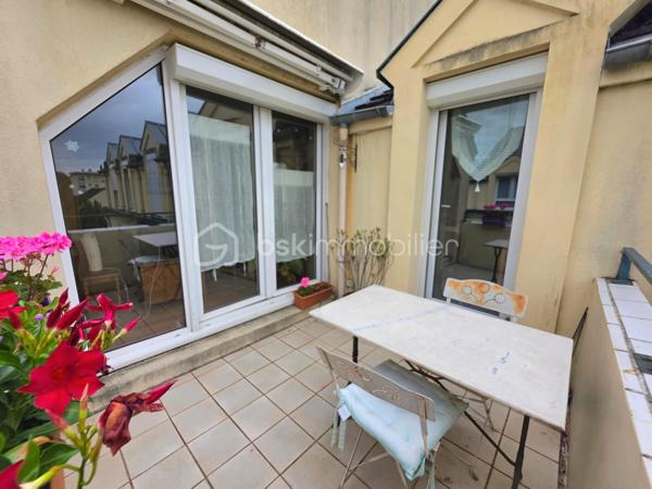 A 10 min de la gare Sevran - Livry RER B, dans un quartier pavillonnaire, magnifique appartement 2 pièces dans une résidence de 1992 calme et arborée.

LES ATOUTS DU BIEN
• Terrasse SUD OUEST 5m² donnant sur séjour et cuisine
• Dernier étage
• Séjour double exposition
• Box en sous-sol
• Beaux volumes

AGENCEMENT
• Entrée avec placard (5,39m²)
• Séjour (22m²)
• Cuisine (7,30m²)
• Dégagement avec placard 
• Chambre avec placard (9,40m²)
• Salle de bains (3,40m²)
• WC

Sous-sol
• Box de 12m²

INFORMATIONS TECHNIQUES
• Chauffage individuel électrique
• Double vitrage PVC avec volet roulant
• Ballon d'eau chaude récent
• Radiateurs électriques récents

INFORMATIONS FINANCIERES
• DPE D
• Charges de copropriété : 150 € / mois (soit 1800 € / an, comprenant eau froide, fond travaux, parties communes)
• Taxe foncière : 1362 €

COPROPRIETE
• Immeuble de 35 lots principaux
• Pas de procédure en cours
• Nombre de lots annoncés : 2

Offrez-vous ce coin de paradis dans un quartier calme avec toutes les commodités à pied !

Ludovic MOREL
Votre Partenaire Immobilier
Depuis 2010

•••