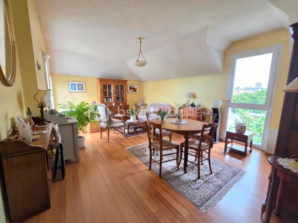 A 10 min de la gare Sevran - Livry RER B, dans un quartier pavillonnaire, magnifique appartement 2 pièces dans une résidence de 1992 calme et arborée.

LES ATOUTS DU BIEN
• Terrasse SUD OUEST 5m² donnant sur séjour et cuisine
• Dernier étage
• Séjour double exposition
• Box en sous-sol
• Beaux volumes

AGENCEMENT
• Entrée avec placard (5,39m²)
• Séjour (22m²)
• Cuisine (7,30m²)
• Dégagement avec placard 
• Chambre avec placard (9,40m²)
• Salle de bains (3,40m²)
• WC

Sous-sol
• Box de 12m²

INFORMATIONS TECHNIQUES
• Chauffage individuel électrique
• Double vitrage PVC avec volet roulant
• Ballon d'eau chaude récent
• Radiateurs électriques récents

INFORMATIONS FINANCIERES
• DPE D
• Charges de copropriété : 150 € / mois (soit 1800 € / an, comprenant eau froide, fond travaux, parties communes)
• Taxe foncière : 1362 €

COPROPRIETE
• Immeuble de 35 lots principaux
• Pas de procédure en cours
• Nombre de lots annoncés : 2

Offrez-vous ce coin de paradis dans un quartier calme avec toutes les commodités à pied !

Ludovic MOREL
Votre Partenaire Immobilier
Depuis 2010

•••