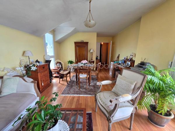 A 10 min de la gare Sevran - Livry RER B, dans un quartier pavillonnaire, magnifique appartement 2 pièces dans une résidence de 1992 calme et arborée.

LES ATOUTS DU BIEN
• Terrasse SUD OUEST 5m² donnant sur séjour et cuisine
• Dernier étage
• Séjour double exposition
• Box en sous-sol
• Beaux volumes

AGENCEMENT
• Entrée avec placard (5,39m²)
• Séjour (22m²)
• Cuisine (7,30m²)
• Dégagement avec placard 
• Chambre avec placard (9,40m²)
• Salle de bains (3,40m²)
• WC

Sous-sol
• Box de 12m²

INFORMATIONS TECHNIQUES
• Chauffage individuel électrique
• Double vitrage PVC avec volet roulant
• Ballon d'eau chaude récent
• Radiateurs électriques récents

INFORMATIONS FINANCIERES
• DPE D
• Charges de copropriété : 150 € / mois (soit 1800 € / an, comprenant eau froide, fond travaux, parties communes)
• Taxe foncière : 1362 €

COPROPRIETE
• Immeuble de 35 lots principaux
• Pas de procédure en cours
• Nombre de lots annoncés : 2

Offrez-vous ce coin de paradis dans un quartier calme avec toutes les commodités à pied !

Ludovic MOREL
Votre Partenaire Immobilier
Depuis 2010

•••