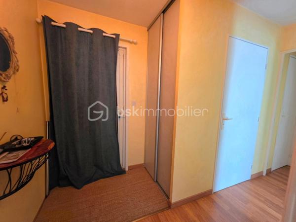 A 10 min de la gare Sevran - Livry RER B, dans un quartier pavillonnaire, magnifique appartement 2 pièces dans une résidence de 1992 calme et arborée.

LES ATOUTS DU BIEN
• Terrasse SUD OUEST 5m² donnant sur séjour et cuisine
• Dernier étage
• Séjour double exposition
• Box en sous-sol
• Beaux volumes

AGENCEMENT
• Entrée avec placard (5,39m²)
• Séjour (22m²)
• Cuisine (7,30m²)
• Dégagement avec placard 
• Chambre avec placard (9,40m²)
• Salle de bains (3,40m²)
• WC

Sous-sol
• Box de 12m²

INFORMATIONS TECHNIQUES
• Chauffage individuel électrique
• Double vitrage PVC avec volet roulant
• Ballon d'eau chaude récent
• Radiateurs électriques récents

INFORMATIONS FINANCIERES
• DPE D
• Charges de copropriété : 150 € / mois (soit 1800 € / an, comprenant eau froide, fond travaux, parties communes)
• Taxe foncière : 1362 €

COPROPRIETE
• Immeuble de 35 lots principaux
• Pas de procédure en cours
• Nombre de lots annoncés : 2

Offrez-vous ce coin de paradis dans un quartier calme avec toutes les commodités à pied !

Ludovic MOREL
Votre Partenaire Immobilier
Depuis 2010

•••