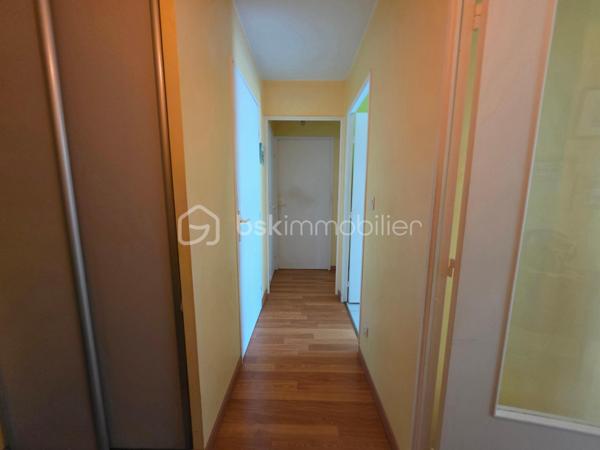 A 10 min de la gare Sevran - Livry RER B, dans un quartier pavillonnaire, magnifique appartement 2 pièces dans une résidence de 1992 calme et arborée.

LES ATOUTS DU BIEN
• Terrasse SUD OUEST 5m² donnant sur séjour et cuisine
• Dernier étage
• Séjour double exposition
• Box en sous-sol
• Beaux volumes

AGENCEMENT
• Entrée avec placard (5,39m²)
• Séjour (22m²)
• Cuisine (7,30m²)
• Dégagement avec placard 
• Chambre avec placard (9,40m²)
• Salle de bains (3,40m²)
• WC

Sous-sol
• Box de 12m²

INFORMATIONS TECHNIQUES
• Chauffage individuel électrique
• Double vitrage PVC avec volet roulant
• Ballon d'eau chaude récent
• Radiateurs électriques récents

INFORMATIONS FINANCIERES
• DPE D
• Charges de copropriété : 150 € / mois (soit 1800 € / an, comprenant eau froide, fond travaux, parties communes)
• Taxe foncière : 1362 €

COPROPRIETE
• Immeuble de 35 lots principaux
• Pas de procédure en cours
• Nombre de lots annoncés : 2

Offrez-vous ce coin de paradis dans un quartier calme avec toutes les commodités à pied !

Ludovic MOREL
Votre Partenaire Immobilier
Depuis 2010

•••