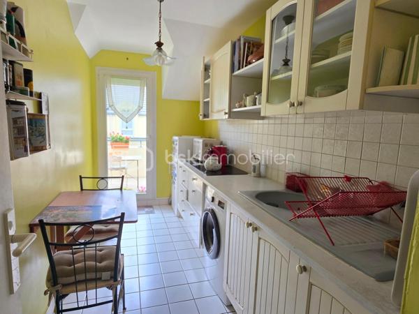 A 10 min de la gare Sevran - Livry RER B, dans un quartier pavillonnaire, magnifique appartement 2 pièces dans une résidence de 1992 calme et arborée.

LES ATOUTS DU BIEN
• Terrasse SUD OUEST 5m² donnant sur séjour et cuisine
• Dernier étage
• Séjour double exposition
• Box en sous-sol
• Beaux volumes

AGENCEMENT
• Entrée avec placard (5,39m²)
• Séjour (22m²)
• Cuisine (7,30m²)
• Dégagement avec placard 
• Chambre avec placard (9,40m²)
• Salle de bains (3,40m²)
• WC

Sous-sol
• Box de 12m²

INFORMATIONS TECHNIQUES
• Chauffage individuel électrique
• Double vitrage PVC avec volet roulant
• Ballon d'eau chaude récent
• Radiateurs électriques récents

INFORMATIONS FINANCIERES
• DPE D
• Charges de copropriété : 150 € / mois (soit 1800 € / an, comprenant eau froide, fond travaux, parties communes)
• Taxe foncière : 1362 €

COPROPRIETE
• Immeuble de 35 lots principaux
• Pas de procédure en cours
• Nombre de lots annoncés : 2

Offrez-vous ce coin de paradis dans un quartier calme avec toutes les commodités à pied !

Ludovic MOREL
Votre Partenaire Immobilier
Depuis 2010

•••