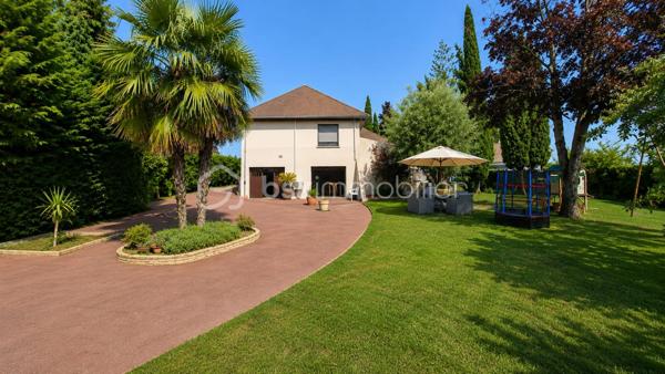 Cette villa, construite en 1967 et rénovée récemment, propose 400 m²  répartis sur un rez de chaussée de 208 m2 de surface habitable et d'un sous-sol  d'une surface équivalente . Située à Saint-Ouen, à la limite de Vendôme, elle conjugue élégance et modernité et bénéficie de la proximité de toutes les commodités,
11 minutes de la gare TGV et 42 minutes de Paris Montparnasse.

Elle est conçue pour une vie de plain-pied comprenant une vaste pièce de vie avec cheminée prolongée par une véranda lumineuse. Une salle à manger jouxte cet espace ainsi qu'une grande cuisine aménagée et équipée séparée. 
On accède à une immense terrasse vous accueille à ce niveau par la salle à manger, la véranda et 3 chambres.
L'espace nuit est constitué de 4 chambres dont 2 avec placards et coin toilette et une suite parentale avec placards et  salle de bain privative.
Une grande salle de bain  avec placard rangement et un WC complètent ce niveau . 
Au sous-sol, sur 200 m², vous trouverez un garage simple et double, une salle dédiée aux activités sportives et balnéo, un bureau transformable en chambre, ainsi qu’un local technique, une buanderie, un cellier, une cave, et un pool house avec piscine, protégée par un toit amovible.
Le terrain paysager de 2900 m² est constructible, dispose de deux entrées avec portails électriques et d’une allée enrobée entre les niveaux.
Enfin, le confort est assuré par une pompe à chaleur récente et une climatisation s'adaptant ainsi aux saisons

Le +
De nombreux travaux de modernisation ont été entrepris ces dernières années
Installation pompe à chaleur air/eau
Climatisation
Assainissement avec raccordement au tout à l'égout
Étanchéité de la terrasse
Ravalement d'une partie de la façade
Adoucisseur d'eau
Portail électrique
Domotique
Alarme et vidéo surveillance
Pompe piscine neuve
200m2 de sous-sol