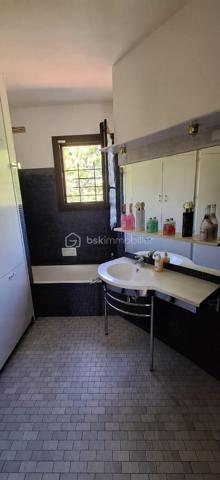 Cette villa, construite en 1967 et rénovée récemment, propose 400 m²  répartis sur un rez de chaussée de 208 m2 de surface habitable et d'un sous-sol  d'une surface équivalente . Située à Saint-Ouen, à la limite de Vendôme, elle conjugue élégance et modernité et bénéficie de la proximité de toutes les commodités,
11 minutes de la gare TGV et 42 minutes de Paris Montparnasse.

Elle est conçue pour une vie de plain-pied comprenant une vaste pièce de vie avec cheminée prolongée par une véranda lumineuse. Une salle à manger jouxte cet espace ainsi qu'une grande cuisine aménagée et équipée séparée. 
On accède à une immense terrasse vous accueille à ce niveau par la salle à manger, la véranda et 3 chambres.
L'espace nuit est constitué de 4 chambres dont 2 avec placards et coin toilette et une suite parentale avec placards et  salle de bain privative.
Une grande salle de bain  avec placard rangement et un WC complètent ce niveau . 
Au sous-sol, sur 200 m², vous trouverez un garage simple et double, une salle dédiée aux activités sportives et balnéo, un bureau transformable en chambre, ainsi qu’un local technique, une buanderie, un cellier, une cave, et un pool house avec piscine, protégée par un toit amovible.
Le terrain paysager de 2900 m² est constructible, dispose de deux entrées avec portails électriques et d’une allée enrobée entre les niveaux.
Enfin, le confort est assuré par une pompe à chaleur récente et une climatisation s'adaptant ainsi aux saisons

Le +
De nombreux travaux de modernisation ont été entrepris ces dernières années
Installation pompe à chaleur air/eau
Climatisation
Assainissement avec raccordement au tout à l'égout
Étanchéité de la terrasse
Ravalement d'une partie de la façade
Adoucisseur d'eau
Portail électrique
Domotique
Alarme et vidéo surveillance
Pompe piscine neuve
200m2 de sous-sol