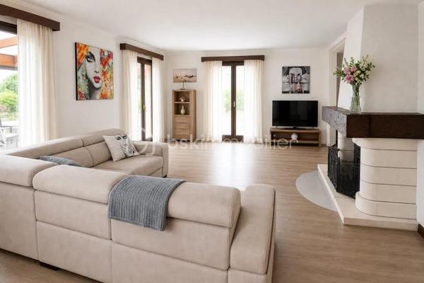 Cette villa, construite en 1967 et rénovée récemment, propose 400 m²  répartis sur un rez de chaussée de 208 m2 de surface habitable et d'un sous-sol  d'une surface équivalente . Située à Saint-Ouen, à la limite de Vendôme, elle conjugue élégance et modernité et bénéficie de la proximité de toutes les commodités,
11 minutes de la gare TGV et 42 minutes de Paris Montparnasse.

Elle est conçue pour une vie de plain-pied comprenant une vaste pièce de vie avec cheminée prolongée par une véranda lumineuse. Une salle à manger jouxte cet espace ainsi qu'une grande cuisine aménagée et équipée séparée. 
On accède à une immense terrasse vous accueille à ce niveau par la salle à manger, la véranda et 3 chambres.
L'espace nuit est constitué de 4 chambres dont 2 avec placards et coin toilette et une suite parentale avec placards et  salle de bain privative.
Une grande salle de bain  avec placard rangement et un WC complètent ce niveau . 
Au sous-sol, sur 200 m², vous trouverez un garage simple et double, une salle dédiée aux activités sportives et balnéo, un bureau transformable en chambre, ainsi qu’un local technique, une buanderie, un cellier, une cave, et un pool house avec piscine, protégée par un toit amovible.
Le terrain paysager de 2900 m² est constructible, dispose de deux entrées avec portails électriques et d’une allée enrobée entre les niveaux.
Enfin, le confort est assuré par une pompe à chaleur récente et une climatisation s'adaptant ainsi aux saisons

Le +
De nombreux travaux de modernisation ont été entrepris ces dernières années
Installation pompe à chaleur air/eau
Climatisation
Assainissement avec raccordement au tout à l'égout
Étanchéité de la terrasse
Ravalement d'une partie de la façade
Adoucisseur d'eau
Portail électrique
Domotique
Alarme et vidéo surveillance
Pompe piscine neuve
200m2 de sous-sol