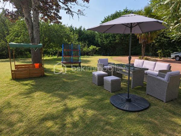 Cette villa, construite en 1967 et rénovée récemment, propose 400 m²  répartis sur un rez de chaussée de 208 m2 de surface habitable et d'un sous-sol  d'une surface équivalente . Située à Saint-Ouen, à la limite de Vendôme, elle conjugue élégance et modernité et bénéficie de la proximité de toutes les commodités,
11 minutes de la gare TGV et 42 minutes de Paris Montparnasse.

Elle est conçue pour une vie de plain-pied comprenant une vaste pièce de vie avec cheminée prolongée par une véranda lumineuse. Une salle à manger jouxte cet espace ainsi qu'une grande cuisine aménagée et équipée séparée. 
On accède à une immense terrasse vous accueille à ce niveau par la salle à manger, la véranda et 3 chambres.
L'espace nuit est constitué de 4 chambres dont 2 avec placards et coin toilette et une suite parentale avec placards et  salle de bain privative.
Une grande salle de bain  avec placard rangement et un WC complètent ce niveau . 
Au sous-sol, sur 200 m², vous trouverez un garage simple et double, une salle dédiée aux activités sportives et balnéo, un bureau transformable en chambre, ainsi qu’un local technique, une buanderie, un cellier, une cave, et un pool house avec piscine, protégée par un toit amovible.
Le terrain paysager de 2900 m² est constructible, dispose de deux entrées avec portails électriques et d’une allée enrobée entre les niveaux.
Enfin, le confort est assuré par une pompe à chaleur récente et une climatisation s'adaptant ainsi aux saisons

Le +
De nombreux travaux de modernisation ont été entrepris ces dernières années
Installation pompe à chaleur air/eau
Climatisation
Assainissement avec raccordement au tout à l'égout
Étanchéité de la terrasse
Ravalement d'une partie de la façade
Adoucisseur d'eau
Portail électrique
Domotique
Alarme et vidéo surveillance
Pompe piscine neuve
200m2 de sous-sol