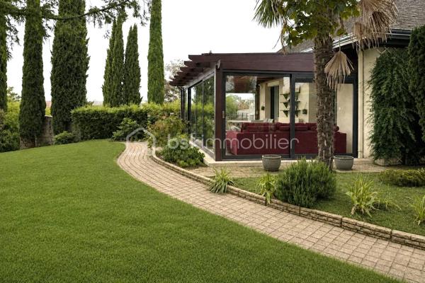 Cette villa, construite en 1967 et rénovée récemment, propose 400 m²  répartis sur un rez de chaussée de 208 m2 de surface habitable et d'un sous-sol  d'une surface équivalente . Située à Saint-Ouen, à la limite de Vendôme, elle conjugue élégance et modernité et bénéficie de la proximité de toutes les commodités,
11 minutes de la gare TGV et 42 minutes de Paris Montparnasse.

Elle est conçue pour une vie de plain-pied comprenant une vaste pièce de vie avec cheminée prolongée par une véranda lumineuse. Une salle à manger jouxte cet espace ainsi qu'une grande cuisine aménagée et équipée séparée. 
On accède à une immense terrasse vous accueille à ce niveau par la salle à manger, la véranda et 3 chambres.
L'espace nuit est constitué de 4 chambres dont 2 avec placards et coin toilette et une suite parentale avec placards et  salle de bain privative.
Une grande salle de bain  avec placard rangement et un WC complètent ce niveau . 
Au sous-sol, sur 200 m², vous trouverez un garage simple et double, une salle dédiée aux activités sportives et balnéo, un bureau transformable en chambre, ainsi qu’un local technique, une buanderie, un cellier, une cave, et un pool house avec piscine, protégée par un toit amovible.
Le terrain paysager de 2900 m² est constructible, dispose de deux entrées avec portails électriques et d’une allée enrobée entre les niveaux.
Enfin, le confort est assuré par une pompe à chaleur récente et une climatisation s'adaptant ainsi aux saisons

Le +
De nombreux travaux de modernisation ont été entrepris ces dernières années
Installation pompe à chaleur air/eau
Climatisation
Assainissement avec raccordement au tout à l'égout
Étanchéité de la terrasse
Ravalement d'une partie de la façade
Adoucisseur d'eau
Portail électrique
Domotique
Alarme et vidéo surveillance
Pompe piscine neuve
200m2 de sous-sol