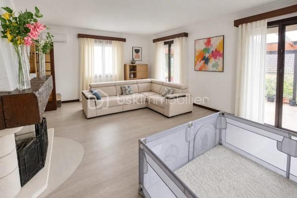 Cette villa, construite en 1967 et rénovée récemment, propose 400 m²  répartis sur un rez de chaussée de 208 m2 de surface habitable et d'un sous-sol  d'une surface équivalente . Située à Saint-Ouen, à la limite de Vendôme, elle conjugue élégance et modernité et bénéficie de la proximité de toutes les commodités,
11 minutes de la gare TGV et 42 minutes de Paris Montparnasse.

Elle est conçue pour une vie de plain-pied comprenant une vaste pièce de vie avec cheminée prolongée par une véranda lumineuse. Une salle à manger jouxte cet espace ainsi qu'une grande cuisine aménagée et équipée séparée. 
On accède à une immense terrasse vous accueille à ce niveau par la salle à manger, la véranda et 3 chambres.
L'espace nuit est constitué de 4 chambres dont 2 avec placards et coin toilette et une suite parentale avec placards et  salle de bain privative.
Une grande salle de bain  avec placard rangement et un WC complètent ce niveau . 
Au sous-sol, sur 200 m², vous trouverez un garage simple et double, une salle dédiée aux activités sportives et balnéo, un bureau transformable en chambre, ainsi qu’un local technique, une buanderie, un cellier, une cave, et un pool house avec piscine, protégée par un toit amovible.
Le terrain paysager de 2900 m² est constructible, dispose de deux entrées avec portails électriques et d’une allée enrobée entre les niveaux.
Enfin, le confort est assuré par une pompe à chaleur récente et une climatisation s'adaptant ainsi aux saisons

Le +
De nombreux travaux de modernisation ont été entrepris ces dernières années
Installation pompe à chaleur air/eau
Climatisation
Assainissement avec raccordement au tout à l'égout
Étanchéité de la terrasse
Ravalement d'une partie de la façade
Adoucisseur d'eau
Portail électrique
Domotique
Alarme et vidéo surveillance
Pompe piscine neuve
200m2 de sous-sol