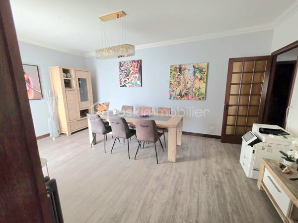 Cette villa, construite en 1967 et rénovée récemment, propose 400 m²  répartis sur un rez de chaussée de 208 m2 de surface habitable et d'un sous-sol  d'une surface équivalente . Située à Saint-Ouen, à la limite de Vendôme, elle conjugue élégance et modernité et bénéficie de la proximité de toutes les commodités,
11 minutes de la gare TGV et 42 minutes de Paris Montparnasse.

Elle est conçue pour une vie de plain-pied comprenant une vaste pièce de vie avec cheminée prolongée par une véranda lumineuse. Une salle à manger jouxte cet espace ainsi qu'une grande cuisine aménagée et équipée séparée. 
On accède à une immense terrasse vous accueille à ce niveau par la salle à manger, la véranda et 3 chambres.
L'espace nuit est constitué de 4 chambres dont 2 avec placards et coin toilette et une suite parentale avec placards et  salle de bain privative.
Une grande salle de bain  avec placard rangement et un WC complètent ce niveau . 
Au sous-sol, sur 200 m², vous trouverez un garage simple et double, une salle dédiée aux activités sportives et balnéo, un bureau transformable en chambre, ainsi qu’un local technique, une buanderie, un cellier, une cave, et un pool house avec piscine, protégée par un toit amovible.
Le terrain paysager de 2900 m² est constructible, dispose de deux entrées avec portails électriques et d’une allée enrobée entre les niveaux.
Enfin, le confort est assuré par une pompe à chaleur récente et une climatisation s'adaptant ainsi aux saisons

Le +
De nombreux travaux de modernisation ont été entrepris ces dernières années
Installation pompe à chaleur air/eau
Climatisation
Assainissement avec raccordement au tout à l'égout
Étanchéité de la terrasse
Ravalement d'une partie de la façade
Adoucisseur d'eau
Portail électrique
Domotique
Alarme et vidéo surveillance
Pompe piscine neuve
200m2 de sous-sol