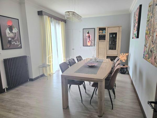 Cette villa, construite en 1967 et rénovée récemment, propose 400 m²  répartis sur un rez de chaussée de 208 m2 de surface habitable et d'un sous-sol  d'une surface équivalente . Située à Saint-Ouen, à la limite de Vendôme, elle conjugue élégance et modernité et bénéficie de la proximité de toutes les commodités,
11 minutes de la gare TGV et 42 minutes de Paris Montparnasse.

Elle est conçue pour une vie de plain-pied comprenant une vaste pièce de vie avec cheminée prolongée par une véranda lumineuse. Une salle à manger jouxte cet espace ainsi qu'une grande cuisine aménagée et équipée séparée. 
On accède à une immense terrasse vous accueille à ce niveau par la salle à manger, la véranda et 3 chambres.
L'espace nuit est constitué de 4 chambres dont 2 avec placards et coin toilette et une suite parentale avec placards et  salle de bain privative.
Une grande salle de bain  avec placard rangement et un WC complètent ce niveau . 
Au sous-sol, sur 200 m², vous trouverez un garage simple et double, une salle dédiée aux activités sportives et balnéo, un bureau transformable en chambre, ainsi qu’un local technique, une buanderie, un cellier, une cave, et un pool house avec piscine, protégée par un toit amovible.
Le terrain paysager de 2900 m² est constructible, dispose de deux entrées avec portails électriques et d’une allée enrobée entre les niveaux.
Enfin, le confort est assuré par une pompe à chaleur récente et une climatisation s'adaptant ainsi aux saisons

Le +
De nombreux travaux de modernisation ont été entrepris ces dernières années
Installation pompe à chaleur air/eau
Climatisation
Assainissement avec raccordement au tout à l'égout
Étanchéité de la terrasse
Ravalement d'une partie de la façade
Adoucisseur d'eau
Portail électrique
Domotique
Alarme et vidéo surveillance
Pompe piscine neuve
200m2 de sous-sol