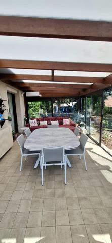 Cette villa, construite en 1967 et rénovée récemment, propose 400 m²  répartis sur un rez de chaussée de 208 m2 de surface habitable et d'un sous-sol  d'une surface équivalente . Située à Saint-Ouen, à la limite de Vendôme, elle conjugue élégance et modernité et bénéficie de la proximité de toutes les commodités,
11 minutes de la gare TGV et 42 minutes de Paris Montparnasse.

Elle est conçue pour une vie de plain-pied comprenant une vaste pièce de vie avec cheminée prolongée par une véranda lumineuse. Une salle à manger jouxte cet espace ainsi qu'une grande cuisine aménagée et équipée séparée. 
On accède à une immense terrasse vous accueille à ce niveau par la salle à manger, la véranda et 3 chambres.
L'espace nuit est constitué de 4 chambres dont 2 avec placards et coin toilette et une suite parentale avec placards et  salle de bain privative.
Une grande salle de bain  avec placard rangement et un WC complètent ce niveau . 
Au sous-sol, sur 200 m², vous trouverez un garage simple et double, une salle dédiée aux activités sportives et balnéo, un bureau transformable en chambre, ainsi qu’un local technique, une buanderie, un cellier, une cave, et un pool house avec piscine, protégée par un toit amovible.
Le terrain paysager de 2900 m² est constructible, dispose de deux entrées avec portails électriques et d’une allée enrobée entre les niveaux.
Enfin, le confort est assuré par une pompe à chaleur récente et une climatisation s'adaptant ainsi aux saisons

Le +
De nombreux travaux de modernisation ont été entrepris ces dernières années
Installation pompe à chaleur air/eau
Climatisation
Assainissement avec raccordement au tout à l'égout
Étanchéité de la terrasse
Ravalement d'une partie de la façade
Adoucisseur d'eau
Portail électrique
Domotique
Alarme et vidéo surveillance
Pompe piscine neuve
200m2 de sous-sol