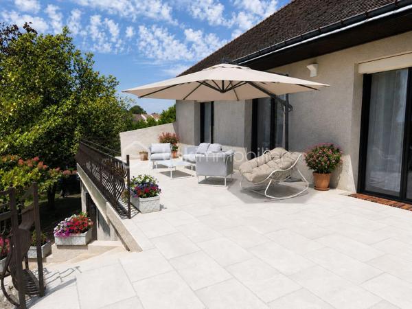 Cette villa, construite en 1967 et rénovée récemment, propose 400 m²  répartis sur un rez de chaussée de 208 m2 de surface habitable et d'un sous-sol  d'une surface équivalente . Située à Saint-Ouen, à la limite de Vendôme, elle conjugue élégance et modernité et bénéficie de la proximité de toutes les commodités,
11 minutes de la gare TGV et 42 minutes de Paris Montparnasse.

Elle est conçue pour une vie de plain-pied comprenant une vaste pièce de vie avec cheminée prolongée par une véranda lumineuse. Une salle à manger jouxte cet espace ainsi qu'une grande cuisine aménagée et équipée séparée. 
On accède à une immense terrasse vous accueille à ce niveau par la salle à manger, la véranda et 3 chambres.
L'espace nuit est constitué de 4 chambres dont 2 avec placards et coin toilette et une suite parentale avec placards et  salle de bain privative.
Une grande salle de bain  avec placard rangement et un WC complètent ce niveau . 
Au sous-sol, sur 200 m², vous trouverez un garage simple et double, une salle dédiée aux activités sportives et balnéo, un bureau transformable en chambre, ainsi qu’un local technique, une buanderie, un cellier, une cave, et un pool house avec piscine, protégée par un toit amovible.
Le terrain paysager de 2900 m² est constructible, dispose de deux entrées avec portails électriques et d’une allée enrobée entre les niveaux.
Enfin, le confort est assuré par une pompe à chaleur récente et une climatisation s'adaptant ainsi aux saisons

Le +
De nombreux travaux de modernisation ont été entrepris ces dernières années
Installation pompe à chaleur air/eau
Climatisation
Assainissement avec raccordement au tout à l'égout
Étanchéité de la terrasse
Ravalement d'une partie de la façade
Adoucisseur d'eau
Portail électrique
Domotique
Alarme et vidéo surveillance
Pompe piscine neuve
200m2 de sous-sol