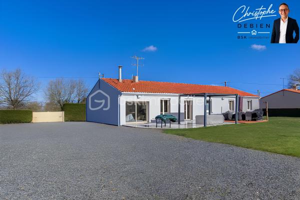 Christophe Debien – BSK Immobilier Vendée vous présente :

Situé dans un hameau de Vendrennes, à moins de 5 minutes de l’entrée des Herbiers et à environ 10 minutes de l’échangeur A83/A87 des Essarts-en-Bocage.
Ce charmant pavillon de plain-pied de 172 m², comprenant 5 chambres, est implanté sur un terrain clos de 1 942 m². Il bénéficie d’une rénovation énergétique récente (2025), de la domotique et de dispositifs de sécurité. Un bien conçu pour conjuguer espace, confort et maîtrise des consommations.


La maison vous accueille par une entrée spacieuse avec placard, qui vous mène à une pièce de vie d’environ 40 m², exposée plein sud, avec cheminée à foyer fermé. La cuisine, aménagée et équipée avec îlot central, est ouverte sur le séjour et offre un accès direct à la terrasse. Une buanderie attenante complète l’espace de vie.

Un dégagement dessert cinq chambres (dont une en enfilade), un dressing ainsi qu’une salle d’eau avec double vasque et des toilettes séparées.

À l’extérieur, vous profiterez d’un jardin clos, d’une terrasse avec pergola et d’un garage d’environ 40 m² avec grenier.

Côté confort, la rénovation met l’accent sur la performance : pompe à chaleur réversible installée en 2025, isolation thermique par l’extérieur réalisée en 2025, ballon thermodynamique, menuiseries PVC double vitrage et volets roulants électriques centralisés. La maison est également équipée d’un système domotique permettant notamment le pilotage à distance des volets et du chauffage/climatisation.

La propriété est sécurisée par un portail motorisé, un portillon avec visiophone et ouverture à distance, des caméras ainsi qu’un système d’alarme.

Pour plus d’informations ou pour organiser une visite, contactez Christophe Debien – BSK Immobilier Vendée.

Conformément aux dispositions de la loi ELAN, tout candidat acquéreur est informé de son droit de se faire accompagner, lors de la visite, par un professionnel du bâtiment de son choix.
Il est demandé de signaler préalablement la présence de cet intervenant afin de permettre l’organisation de la visite dans des conditions adaptées.