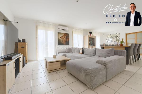 Christophe Debien – BSK Immobilier Vendée vous présente :

Situé dans un hameau de Vendrennes, à moins de 5 minutes de l’entrée des Herbiers et à environ 10 minutes de l’échangeur A83/A87 des Essarts-en-Bocage.
Ce charmant pavillon de plain-pied de 172 m², comprenant 5 chambres, est implanté sur un terrain clos de 1 942 m². Il bénéficie d’une rénovation énergétique récente (2025), de la domotique et de dispositifs de sécurité. Un bien conçu pour conjuguer espace, confort et maîtrise des consommations.


La maison vous accueille par une entrée spacieuse avec placard, qui vous mène à une pièce de vie d’environ 40 m², exposée plein sud, avec cheminée à foyer fermé. La cuisine, aménagée et équipée avec îlot central, est ouverte sur le séjour et offre un accès direct à la terrasse. Une buanderie attenante complète l’espace de vie.

Un dégagement dessert cinq chambres (dont une en enfilade), un dressing ainsi qu’une salle d’eau avec double vasque et des toilettes séparées.

À l’extérieur, vous profiterez d’un jardin clos, d’une terrasse avec pergola et d’un garage d’environ 40 m² avec grenier.

Côté confort, la rénovation met l’accent sur la performance : pompe à chaleur réversible installée en 2025, isolation thermique par l’extérieur réalisée en 2025, ballon thermodynamique, menuiseries PVC double vitrage et volets roulants électriques centralisés. La maison est également équipée d’un système domotique permettant notamment le pilotage à distance des volets et du chauffage/climatisation.

La propriété est sécurisée par un portail motorisé, un portillon avec visiophone et ouverture à distance, des caméras ainsi qu’un système d’alarme.

Pour plus d’informations ou pour organiser une visite, contactez Christophe Debien – BSK Immobilier Vendée.

Conformément aux dispositions de la loi ELAN, tout candidat acquéreur est informé de son droit de se faire accompagner, lors de la visite, par un professionnel du bâtiment de son choix.
Il est demandé de signaler préalablement la présence de cet intervenant afin de permettre l’organisation de la visite dans des conditions adaptées.