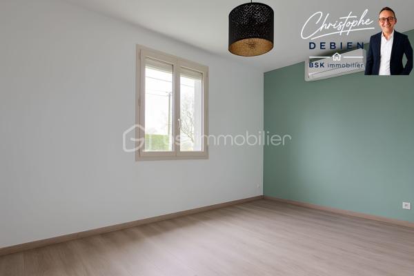 Christophe Debien – BSK Immobilier Vendée vous présente :

Situé dans un hameau de Vendrennes, à moins de 5 minutes de l’entrée des Herbiers et à environ 10 minutes de l’échangeur A83/A87 des Essarts-en-Bocage.
Ce charmant pavillon de plain-pied de 172 m², comprenant 5 chambres, est implanté sur un terrain clos de 1 942 m². Il bénéficie d’une rénovation énergétique récente (2025), de la domotique et de dispositifs de sécurité. Un bien conçu pour conjuguer espace, confort et maîtrise des consommations.


La maison vous accueille par une entrée spacieuse avec placard, qui vous mène à une pièce de vie d’environ 40 m², exposée plein sud, avec cheminée à foyer fermé. La cuisine, aménagée et équipée avec îlot central, est ouverte sur le séjour et offre un accès direct à la terrasse. Une buanderie attenante complète l’espace de vie.

Un dégagement dessert cinq chambres (dont une en enfilade), un dressing ainsi qu’une salle d’eau avec double vasque et des toilettes séparées.

À l’extérieur, vous profiterez d’un jardin clos, d’une terrasse avec pergola et d’un garage d’environ 40 m² avec grenier.

Côté confort, la rénovation met l’accent sur la performance : pompe à chaleur réversible installée en 2025, isolation thermique par l’extérieur réalisée en 2025, ballon thermodynamique, menuiseries PVC double vitrage et volets roulants électriques centralisés. La maison est également équipée d’un système domotique permettant notamment le pilotage à distance des volets et du chauffage/climatisation.

La propriété est sécurisée par un portail motorisé, un portillon avec visiophone et ouverture à distance, des caméras ainsi qu’un système d’alarme.

Pour plus d’informations ou pour organiser une visite, contactez Christophe Debien – BSK Immobilier Vendée.

Conformément aux dispositions de la loi ELAN, tout candidat acquéreur est informé de son droit de se faire accompagner, lors de la visite, par un professionnel du bâtiment de son choix.
Il est demandé de signaler préalablement la présence de cet intervenant afin de permettre l’organisation de la visite dans des conditions adaptées.