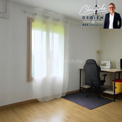 Christophe Debien – BSK Immobilier Vendée vous présente :

Situé dans un hameau de Vendrennes, à moins de 5 minutes de l’entrée des Herbiers et à environ 10 minutes de l’échangeur A83/A87 des Essarts-en-Bocage.
Ce charmant pavillon de plain-pied de 172 m², comprenant 5 chambres, est implanté sur un terrain clos de 1 942 m². Il bénéficie d’une rénovation énergétique récente (2025), de la domotique et de dispositifs de sécurité. Un bien conçu pour conjuguer espace, confort et maîtrise des consommations.


La maison vous accueille par une entrée spacieuse avec placard, qui vous mène à une pièce de vie d’environ 40 m², exposée plein sud, avec cheminée à foyer fermé. La cuisine, aménagée et équipée avec îlot central, est ouverte sur le séjour et offre un accès direct à la terrasse. Une buanderie attenante complète l’espace de vie.

Un dégagement dessert cinq chambres (dont une en enfilade), un dressing ainsi qu’une salle d’eau avec double vasque et des toilettes séparées.

À l’extérieur, vous profiterez d’un jardin clos, d’une terrasse avec pergola et d’un garage d’environ 40 m² avec grenier.

Côté confort, la rénovation met l’accent sur la performance : pompe à chaleur réversible installée en 2025, isolation thermique par l’extérieur réalisée en 2025, ballon thermodynamique, menuiseries PVC double vitrage et volets roulants électriques centralisés. La maison est également équipée d’un système domotique permettant notamment le pilotage à distance des volets et du chauffage/climatisation.

La propriété est sécurisée par un portail motorisé, un portillon avec visiophone et ouverture à distance, des caméras ainsi qu’un système d’alarme.

Pour plus d’informations ou pour organiser une visite, contactez Christophe Debien – BSK Immobilier Vendée.

Conformément aux dispositions de la loi ELAN, tout candidat acquéreur est informé de son droit de se faire accompagner, lors de la visite, par un professionnel du bâtiment de son choix.
Il est demandé de signaler préalablement la présence de cet intervenant afin de permettre l’organisation de la visite dans des conditions adaptées.
