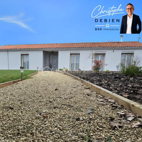 Christophe Debien – BSK Immobilier Vendée vous présente :

Situé dans un hameau de Vendrennes, à moins de 5 minutes de l’entrée des Herbiers et à environ 10 minutes de l’échangeur A83/A87 des Essarts-en-Bocage.
Ce charmant pavillon de plain-pied de 172 m², comprenant 5 chambres, est implanté sur un terrain clos de 1 942 m². Il bénéficie d’une rénovation énergétique récente (2025), de la domotique et de dispositifs de sécurité. Un bien conçu pour conjuguer espace, confort et maîtrise des consommations.


La maison vous accueille par une entrée spacieuse avec placard, qui vous mène à une pièce de vie d’environ 40 m², exposée plein sud, avec cheminée à foyer fermé. La cuisine, aménagée et équipée avec îlot central, est ouverte sur le séjour et offre un accès direct à la terrasse. Une buanderie attenante complète l’espace de vie.

Un dégagement dessert cinq chambres (dont une en enfilade), un dressing ainsi qu’une salle d’eau avec double vasque et des toilettes séparées.

À l’extérieur, vous profiterez d’un jardin clos, d’une terrasse avec pergola et d’un garage d’environ 40 m² avec grenier.

Côté confort, la rénovation met l’accent sur la performance : pompe à chaleur réversible installée en 2025, isolation thermique par l’extérieur réalisée en 2025, ballon thermodynamique, menuiseries PVC double vitrage et volets roulants électriques centralisés. La maison est également équipée d’un système domotique permettant notamment le pilotage à distance des volets et du chauffage/climatisation.

La propriété est sécurisée par un portail motorisé, un portillon avec visiophone et ouverture à distance, des caméras ainsi qu’un système d’alarme.

Pour plus d’informations ou pour organiser une visite, contactez Christophe Debien – BSK Immobilier Vendée.

Conformément aux dispositions de la loi ELAN, tout candidat acquéreur est informé de son droit de se faire accompagner, lors de la visite, par un professionnel du bâtiment de son choix.
Il est demandé de signaler préalablement la présence de cet intervenant afin de permettre l’organisation de la visite dans des conditions adaptées.