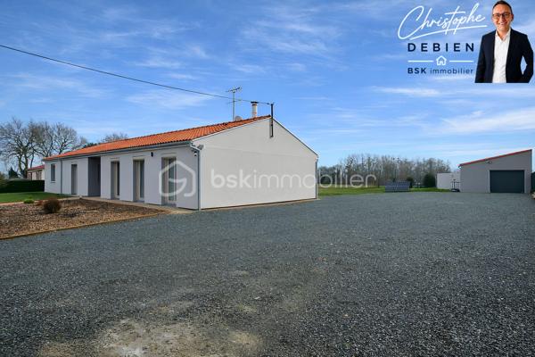 Christophe Debien – BSK Immobilier Vendée vous présente :

Situé dans un hameau de Vendrennes, à moins de 5 minutes de l’entrée des Herbiers et à environ 10 minutes de l’échangeur A83/A87 des Essarts-en-Bocage.
Ce charmant pavillon de plain-pied de 172 m², comprenant 5 chambres, est implanté sur un terrain clos de 1 942 m². Il bénéficie d’une rénovation énergétique récente (2025), de la domotique et de dispositifs de sécurité. Un bien conçu pour conjuguer espace, confort et maîtrise des consommations.


La maison vous accueille par une entrée spacieuse avec placard, qui vous mène à une pièce de vie d’environ 40 m², exposée plein sud, avec cheminée à foyer fermé. La cuisine, aménagée et équipée avec îlot central, est ouverte sur le séjour et offre un accès direct à la terrasse. Une buanderie attenante complète l’espace de vie.

Un dégagement dessert cinq chambres (dont une en enfilade), un dressing ainsi qu’une salle d’eau avec double vasque et des toilettes séparées.

À l’extérieur, vous profiterez d’un jardin clos, d’une terrasse avec pergola et d’un garage d’environ 40 m² avec grenier.

Côté confort, la rénovation met l’accent sur la performance : pompe à chaleur réversible installée en 2025, isolation thermique par l’extérieur réalisée en 2025, ballon thermodynamique, menuiseries PVC double vitrage et volets roulants électriques centralisés. La maison est également équipée d’un système domotique permettant notamment le pilotage à distance des volets et du chauffage/climatisation.

La propriété est sécurisée par un portail motorisé, un portillon avec visiophone et ouverture à distance, des caméras ainsi qu’un système d’alarme.

Pour plus d’informations ou pour organiser une visite, contactez Christophe Debien – BSK Immobilier Vendée.

Conformément aux dispositions de la loi ELAN, tout candidat acquéreur est informé de son droit de se faire accompagner, lors de la visite, par un professionnel du bâtiment de son choix.
Il est demandé de signaler préalablement la présence de cet intervenant afin de permettre l’organisation de la visite dans des conditions adaptées.