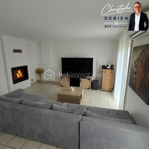 Christophe Debien – BSK Immobilier Vendée vous présente :

Situé dans un hameau de Vendrennes, à moins de 5 minutes de l’entrée des Herbiers et à environ 10 minutes de l’échangeur A83/A87 des Essarts-en-Bocage.
Ce charmant pavillon de plain-pied de 172 m², comprenant 5 chambres, est implanté sur un terrain clos de 1 942 m². Il bénéficie d’une rénovation énergétique récente (2025), de la domotique et de dispositifs de sécurité. Un bien conçu pour conjuguer espace, confort et maîtrise des consommations.


La maison vous accueille par une entrée spacieuse avec placard, qui vous mène à une pièce de vie d’environ 40 m², exposée plein sud, avec cheminée à foyer fermé. La cuisine, aménagée et équipée avec îlot central, est ouverte sur le séjour et offre un accès direct à la terrasse. Une buanderie attenante complète l’espace de vie.

Un dégagement dessert cinq chambres (dont une en enfilade), un dressing ainsi qu’une salle d’eau avec double vasque et des toilettes séparées.

À l’extérieur, vous profiterez d’un jardin clos, d’une terrasse avec pergola et d’un garage d’environ 40 m² avec grenier.

Côté confort, la rénovation met l’accent sur la performance : pompe à chaleur réversible installée en 2025, isolation thermique par l’extérieur réalisée en 2025, ballon thermodynamique, menuiseries PVC double vitrage et volets roulants électriques centralisés. La maison est également équipée d’un système domotique permettant notamment le pilotage à distance des volets et du chauffage/climatisation.

La propriété est sécurisée par un portail motorisé, un portillon avec visiophone et ouverture à distance, des caméras ainsi qu’un système d’alarme.

Pour plus d’informations ou pour organiser une visite, contactez Christophe Debien – BSK Immobilier Vendée.

Conformément aux dispositions de la loi ELAN, tout candidat acquéreur est informé de son droit de se faire accompagner, lors de la visite, par un professionnel du bâtiment de son choix.
Il est demandé de signaler préalablement la présence de cet intervenant afin de permettre l’organisation de la visite dans des conditions adaptées.