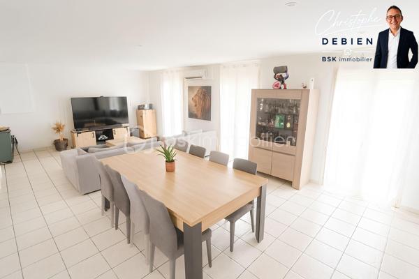Christophe Debien – BSK Immobilier Vendée vous présente :

Situé dans un hameau de Vendrennes, à moins de 5 minutes de l’entrée des Herbiers et à environ 10 minutes de l’échangeur A83/A87 des Essarts-en-Bocage.
Ce charmant pavillon de plain-pied de 172 m², comprenant 5 chambres, est implanté sur un terrain clos de 1 942 m². Il bénéficie d’une rénovation énergétique récente (2025), de la domotique et de dispositifs de sécurité. Un bien conçu pour conjuguer espace, confort et maîtrise des consommations.


La maison vous accueille par une entrée spacieuse avec placard, qui vous mène à une pièce de vie d’environ 40 m², exposée plein sud, avec cheminée à foyer fermé. La cuisine, aménagée et équipée avec îlot central, est ouverte sur le séjour et offre un accès direct à la terrasse. Une buanderie attenante complète l’espace de vie.

Un dégagement dessert cinq chambres (dont une en enfilade), un dressing ainsi qu’une salle d’eau avec double vasque et des toilettes séparées.

À l’extérieur, vous profiterez d’un jardin clos, d’une terrasse avec pergola et d’un garage d’environ 40 m² avec grenier.

Côté confort, la rénovation met l’accent sur la performance : pompe à chaleur réversible installée en 2025, isolation thermique par l’extérieur réalisée en 2025, ballon thermodynamique, menuiseries PVC double vitrage et volets roulants électriques centralisés. La maison est également équipée d’un système domotique permettant notamment le pilotage à distance des volets et du chauffage/climatisation.

La propriété est sécurisée par un portail motorisé, un portillon avec visiophone et ouverture à distance, des caméras ainsi qu’un système d’alarme.

Pour plus d’informations ou pour organiser une visite, contactez Christophe Debien – BSK Immobilier Vendée.

Conformément aux dispositions de la loi ELAN, tout candidat acquéreur est informé de son droit de se faire accompagner, lors de la visite, par un professionnel du bâtiment de son choix.
Il est demandé de signaler préalablement la présence de cet intervenant afin de permettre l’organisation de la visite dans des conditions adaptées.