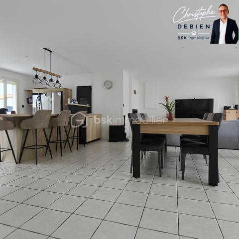 Christophe Debien – BSK Immobilier Vendée vous présente :

Situé dans un hameau de Vendrennes, à moins de 5 minutes de l’entrée des Herbiers et à environ 10 minutes de l’échangeur A83/A87 des Essarts-en-Bocage.
Ce charmant pavillon de plain-pied de 172 m², comprenant 5 chambres, est implanté sur un terrain clos de 1 942 m². Il bénéficie d’une rénovation énergétique récente (2025), de la domotique et de dispositifs de sécurité. Un bien conçu pour conjuguer espace, confort et maîtrise des consommations.


La maison vous accueille par une entrée spacieuse avec placard, qui vous mène à une pièce de vie d’environ 40 m², exposée plein sud, avec cheminée à foyer fermé. La cuisine, aménagée et équipée avec îlot central, est ouverte sur le séjour et offre un accès direct à la terrasse. Une buanderie attenante complète l’espace de vie.

Un dégagement dessert cinq chambres (dont une en enfilade), un dressing ainsi qu’une salle d’eau avec double vasque et des toilettes séparées.

À l’extérieur, vous profiterez d’un jardin clos, d’une terrasse avec pergola et d’un garage d’environ 40 m² avec grenier.

Côté confort, la rénovation met l’accent sur la performance : pompe à chaleur réversible installée en 2025, isolation thermique par l’extérieur réalisée en 2025, ballon thermodynamique, menuiseries PVC double vitrage et volets roulants électriques centralisés. La maison est également équipée d’un système domotique permettant notamment le pilotage à distance des volets et du chauffage/climatisation.

La propriété est sécurisée par un portail motorisé, un portillon avec visiophone et ouverture à distance, des caméras ainsi qu’un système d’alarme.

Pour plus d’informations ou pour organiser une visite, contactez Christophe Debien – BSK Immobilier Vendée.

Conformément aux dispositions de la loi ELAN, tout candidat acquéreur est informé de son droit de se faire accompagner, lors de la visite, par un professionnel du bâtiment de son choix.
Il est demandé de signaler préalablement la présence de cet intervenant afin de permettre l’organisation de la visite dans des conditions adaptées.