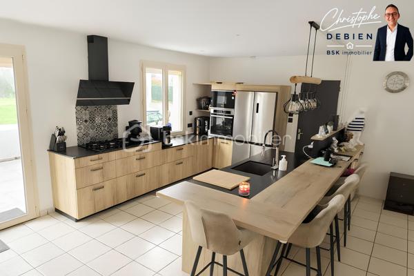 Christophe Debien – BSK Immobilier Vendée vous présente :

Situé dans un hameau de Vendrennes, à moins de 5 minutes de l’entrée des Herbiers et à environ 10 minutes de l’échangeur A83/A87 des Essarts-en-Bocage.
Ce charmant pavillon de plain-pied de 172 m², comprenant 5 chambres, est implanté sur un terrain clos de 1 942 m². Il bénéficie d’une rénovation énergétique récente (2025), de la domotique et de dispositifs de sécurité. Un bien conçu pour conjuguer espace, confort et maîtrise des consommations.


La maison vous accueille par une entrée spacieuse avec placard, qui vous mène à une pièce de vie d’environ 40 m², exposée plein sud, avec cheminée à foyer fermé. La cuisine, aménagée et équipée avec îlot central, est ouverte sur le séjour et offre un accès direct à la terrasse. Une buanderie attenante complète l’espace de vie.

Un dégagement dessert cinq chambres (dont une en enfilade), un dressing ainsi qu’une salle d’eau avec double vasque et des toilettes séparées.

À l’extérieur, vous profiterez d’un jardin clos, d’une terrasse avec pergola et d’un garage d’environ 40 m² avec grenier.

Côté confort, la rénovation met l’accent sur la performance : pompe à chaleur réversible installée en 2025, isolation thermique par l’extérieur réalisée en 2025, ballon thermodynamique, menuiseries PVC double vitrage et volets roulants électriques centralisés. La maison est également équipée d’un système domotique permettant notamment le pilotage à distance des volets et du chauffage/climatisation.

La propriété est sécurisée par un portail motorisé, un portillon avec visiophone et ouverture à distance, des caméras ainsi qu’un système d’alarme.

Pour plus d’informations ou pour organiser une visite, contactez Christophe Debien – BSK Immobilier Vendée.

Conformément aux dispositions de la loi ELAN, tout candidat acquéreur est informé de son droit de se faire accompagner, lors de la visite, par un professionnel du bâtiment de son choix.
Il est demandé de signaler préalablement la présence de cet intervenant afin de permettre l’organisation de la visite dans des conditions adaptées.