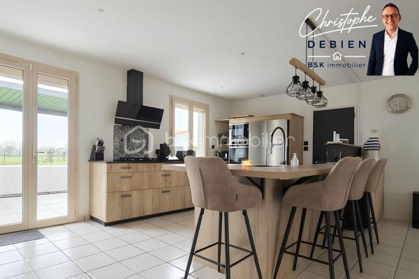 Christophe Debien – BSK Immobilier Vendée vous présente :

Situé dans un hameau de Vendrennes, à moins de 5 minutes de l’entrée des Herbiers et à environ 10 minutes de l’échangeur A83/A87 des Essarts-en-Bocage.
Ce charmant pavillon de plain-pied de 172 m², comprenant 5 chambres, est implanté sur un terrain clos de 1 942 m². Il bénéficie d’une rénovation énergétique récente (2025), de la domotique et de dispositifs de sécurité. Un bien conçu pour conjuguer espace, confort et maîtrise des consommations.


La maison vous accueille par une entrée spacieuse avec placard, qui vous mène à une pièce de vie d’environ 40 m², exposée plein sud, avec cheminée à foyer fermé. La cuisine, aménagée et équipée avec îlot central, est ouverte sur le séjour et offre un accès direct à la terrasse. Une buanderie attenante complète l’espace de vie.

Un dégagement dessert cinq chambres (dont une en enfilade), un dressing ainsi qu’une salle d’eau avec double vasque et des toilettes séparées.

À l’extérieur, vous profiterez d’un jardin clos, d’une terrasse avec pergola et d’un garage d’environ 40 m² avec grenier.

Côté confort, la rénovation met l’accent sur la performance : pompe à chaleur réversible installée en 2025, isolation thermique par l’extérieur réalisée en 2025, ballon thermodynamique, menuiseries PVC double vitrage et volets roulants électriques centralisés. La maison est également équipée d’un système domotique permettant notamment le pilotage à distance des volets et du chauffage/climatisation.

La propriété est sécurisée par un portail motorisé, un portillon avec visiophone et ouverture à distance, des caméras ainsi qu’un système d’alarme.

Pour plus d’informations ou pour organiser une visite, contactez Christophe Debien – BSK Immobilier Vendée.

Conformément aux dispositions de la loi ELAN, tout candidat acquéreur est informé de son droit de se faire accompagner, lors de la visite, par un professionnel du bâtiment de son choix.
Il est demandé de signaler préalablement la présence de cet intervenant afin de permettre l’organisation de la visite dans des conditions adaptées.