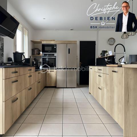 Christophe Debien – BSK Immobilier Vendée vous présente :

Situé dans un hameau de Vendrennes, à moins de 5 minutes de l’entrée des Herbiers et à environ 10 minutes de l’échangeur A83/A87 des Essarts-en-Bocage.
Ce charmant pavillon de plain-pied de 172 m², comprenant 5 chambres, est implanté sur un terrain clos de 1 942 m². Il bénéficie d’une rénovation énergétique récente (2025), de la domotique et de dispositifs de sécurité. Un bien conçu pour conjuguer espace, confort et maîtrise des consommations.


La maison vous accueille par une entrée spacieuse avec placard, qui vous mène à une pièce de vie d’environ 40 m², exposée plein sud, avec cheminée à foyer fermé. La cuisine, aménagée et équipée avec îlot central, est ouverte sur le séjour et offre un accès direct à la terrasse. Une buanderie attenante complète l’espace de vie.

Un dégagement dessert cinq chambres (dont une en enfilade), un dressing ainsi qu’une salle d’eau avec double vasque et des toilettes séparées.

À l’extérieur, vous profiterez d’un jardin clos, d’une terrasse avec pergola et d’un garage d’environ 40 m² avec grenier.

Côté confort, la rénovation met l’accent sur la performance : pompe à chaleur réversible installée en 2025, isolation thermique par l’extérieur réalisée en 2025, ballon thermodynamique, menuiseries PVC double vitrage et volets roulants électriques centralisés. La maison est également équipée d’un système domotique permettant notamment le pilotage à distance des volets et du chauffage/climatisation.

La propriété est sécurisée par un portail motorisé, un portillon avec visiophone et ouverture à distance, des caméras ainsi qu’un système d’alarme.

Pour plus d’informations ou pour organiser une visite, contactez Christophe Debien – BSK Immobilier Vendée.

Conformément aux dispositions de la loi ELAN, tout candidat acquéreur est informé de son droit de se faire accompagner, lors de la visite, par un professionnel du bâtiment de son choix.
Il est demandé de signaler préalablement la présence de cet intervenant afin de permettre l’organisation de la visite dans des conditions adaptées.