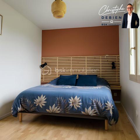 Christophe Debien – BSK Immobilier Vendée vous présente :

Situé dans un hameau de Vendrennes, à moins de 5 minutes de l’entrée des Herbiers et à environ 10 minutes de l’échangeur A83/A87 des Essarts-en-Bocage.
Ce charmant pavillon de plain-pied de 172 m², comprenant 5 chambres, est implanté sur un terrain clos de 1 942 m². Il bénéficie d’une rénovation énergétique récente (2025), de la domotique et de dispositifs de sécurité. Un bien conçu pour conjuguer espace, confort et maîtrise des consommations.


La maison vous accueille par une entrée spacieuse avec placard, qui vous mène à une pièce de vie d’environ 40 m², exposée plein sud, avec cheminée à foyer fermé. La cuisine, aménagée et équipée avec îlot central, est ouverte sur le séjour et offre un accès direct à la terrasse. Une buanderie attenante complète l’espace de vie.

Un dégagement dessert cinq chambres (dont une en enfilade), un dressing ainsi qu’une salle d’eau avec double vasque et des toilettes séparées.

À l’extérieur, vous profiterez d’un jardin clos, d’une terrasse avec pergola et d’un garage d’environ 40 m² avec grenier.

Côté confort, la rénovation met l’accent sur la performance : pompe à chaleur réversible installée en 2025, isolation thermique par l’extérieur réalisée en 2025, ballon thermodynamique, menuiseries PVC double vitrage et volets roulants électriques centralisés. La maison est également équipée d’un système domotique permettant notamment le pilotage à distance des volets et du chauffage/climatisation.

La propriété est sécurisée par un portail motorisé, un portillon avec visiophone et ouverture à distance, des caméras ainsi qu’un système d’alarme.

Pour plus d’informations ou pour organiser une visite, contactez Christophe Debien – BSK Immobilier Vendée.

Conformément aux dispositions de la loi ELAN, tout candidat acquéreur est informé de son droit de se faire accompagner, lors de la visite, par un professionnel du bâtiment de son choix.
Il est demandé de signaler préalablement la présence de cet intervenant afin de permettre l’organisation de la visite dans des conditions adaptées.