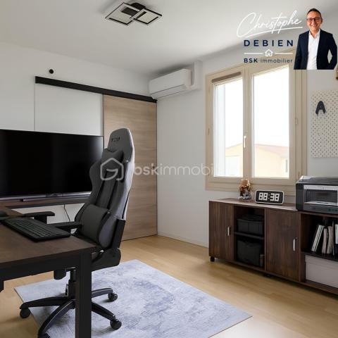 Christophe Debien – BSK Immobilier Vendée vous présente :

Situé dans un hameau de Vendrennes, à moins de 5 minutes de l’entrée des Herbiers et à environ 10 minutes de l’échangeur A83/A87 des Essarts-en-Bocage.
Ce charmant pavillon de plain-pied de 172 m², comprenant 5 chambres, est implanté sur un terrain clos de 1 942 m². Il bénéficie d’une rénovation énergétique récente (2025), de la domotique et de dispositifs de sécurité. Un bien conçu pour conjuguer espace, confort et maîtrise des consommations.


La maison vous accueille par une entrée spacieuse avec placard, qui vous mène à une pièce de vie d’environ 40 m², exposée plein sud, avec cheminée à foyer fermé. La cuisine, aménagée et équipée avec îlot central, est ouverte sur le séjour et offre un accès direct à la terrasse. Une buanderie attenante complète l’espace de vie.

Un dégagement dessert cinq chambres (dont une en enfilade), un dressing ainsi qu’une salle d’eau avec double vasque et des toilettes séparées.

À l’extérieur, vous profiterez d’un jardin clos, d’une terrasse avec pergola et d’un garage d’environ 40 m² avec grenier.

Côté confort, la rénovation met l’accent sur la performance : pompe à chaleur réversible installée en 2025, isolation thermique par l’extérieur réalisée en 2025, ballon thermodynamique, menuiseries PVC double vitrage et volets roulants électriques centralisés. La maison est également équipée d’un système domotique permettant notamment le pilotage à distance des volets et du chauffage/climatisation.

La propriété est sécurisée par un portail motorisé, un portillon avec visiophone et ouverture à distance, des caméras ainsi qu’un système d’alarme.

Pour plus d’informations ou pour organiser une visite, contactez Christophe Debien – BSK Immobilier Vendée.

Conformément aux dispositions de la loi ELAN, tout candidat acquéreur est informé de son droit de se faire accompagner, lors de la visite, par un professionnel du bâtiment de son choix.
Il est demandé de signaler préalablement la présence de cet intervenant afin de permettre l’organisation de la visite dans des conditions adaptées.