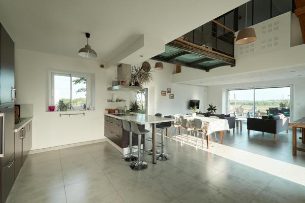 Longère rénovée de 175 m2, 2046 m² de terrain à seulement 15 mn de Vitré et Fougères