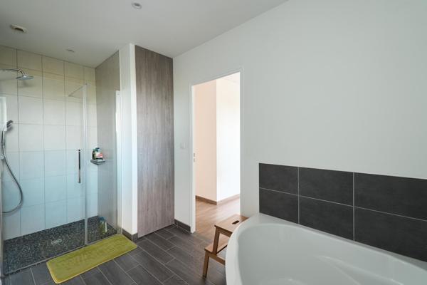 Longère rénovée de 175 m2, 2046 m² de terrain à seulement 15 mn de Vitré et Fougères