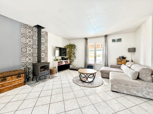 La Fare-les-Oliviers (13580) Coup de cœur ! Maison T4 de plain-pied avec piscine et garage double – La Fare-les-Oliviers