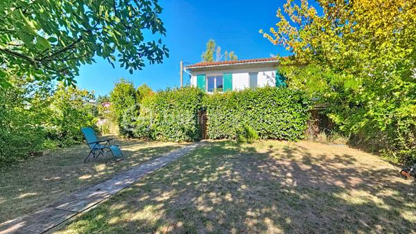 À Carbon-Blanc, découvrez cette maison familiale de 92 m², située dans un environnement résidentiel, à proximité des commodités et des transports.

Construite en 1970 et ayant bénéficié de travaux d'amélioration, cette maison offre aujourd'hui une distribution fonctionnelle sur deux niveaux et de belles possibilités pour une famille.

Au rez-de-chaussée, vous découvrirez une agréable pièce de vie avec séjour et cuisine ouverte équipée, bénéficiant d'un accès direct à la véranda et au jardin. Une salle d'eau avec WC complète ce niveau.

À l'étage, l'espace nuit se compose de quatre chambres ainsi que d'une salle d'eau avec WC.

La maison bénéficie d'un confort appréciable grâce notamment à une pompe à chaleur air/air avec climatisation réversible, ainsi qu'à des menuiseries en PVC double vitrage.

À l'extérieur, vous profiterez d'un terrain de 370 m², agrémenté d'un jardin et d'une terrasse en bois, offrant un agréable espace pour les repas en extérieur, les moments de détente ou les activités familiales.

Une dépendance fermée d'environ 19 m² complète la propriété. Elle pourra notamment être utilisée comme espace de stockage, ou atelier pour les activités de bricolage.

Les atouts :

Une maison familiale fonctionnelle, bénéficiant d'une bonne performance énergétique et d'un agréable extérieur, qui saura séduire les acquéreurs à la recherche d'un bien de 4 chambres à Carbon-Blanc.

Photos supplémentaires sur simple demande.
Hervé Beauquesne, un conseiller à votre disposition 7jours/7.
Contactez moi pour l'estimation de votre bien : l'avis de valeur est offert !