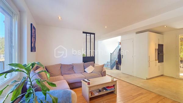 À Carbon-Blanc, découvrez cette maison familiale de 92 m², située dans un environnement résidentiel, à proximité des commodités et des transports.

Construite en 1970 et ayant bénéficié de travaux d'amélioration, cette maison offre aujourd'hui une distribution fonctionnelle sur deux niveaux et de belles possibilités pour une famille.

Au rez-de-chaussée, vous découvrirez une agréable pièce de vie avec séjour et cuisine ouverte équipée, bénéficiant d'un accès direct à la véranda et au jardin. Une salle d'eau avec WC complète ce niveau.

À l'étage, l'espace nuit se compose de quatre chambres ainsi que d'une salle d'eau avec WC.

La maison bénéficie d'un confort appréciable grâce notamment à une pompe à chaleur air/air avec climatisation réversible, ainsi qu'à des menuiseries en PVC double vitrage.

À l'extérieur, vous profiterez d'un terrain de 370 m², agrémenté d'un jardin et d'une terrasse en bois, offrant un agréable espace pour les repas en extérieur, les moments de détente ou les activités familiales.

Une dépendance fermée d'environ 19 m² complète la propriété. Elle pourra notamment être utilisée comme espace de stockage, ou atelier pour les activités de bricolage.

Les atouts :

Une maison familiale fonctionnelle, bénéficiant d'une bonne performance énergétique et d'un agréable extérieur, qui saura séduire les acquéreurs à la recherche d'un bien de 4 chambres à Carbon-Blanc.

Photos supplémentaires sur simple demande.
Hervé Beauquesne, un conseiller à votre disposition 7jours/7.
Contactez moi pour l'estimation de votre bien : l'avis de valeur est offert !