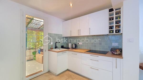À Carbon-Blanc, découvrez cette maison familiale de 92 m², située dans un environnement résidentiel, à proximité des commodités et des transports.

Construite en 1970 et ayant bénéficié de travaux d'amélioration, cette maison offre aujourd'hui une distribution fonctionnelle sur deux niveaux et de belles possibilités pour une famille.

Au rez-de-chaussée, vous découvrirez une agréable pièce de vie avec séjour et cuisine ouverte équipée, bénéficiant d'un accès direct à la véranda et au jardin. Une salle d'eau avec WC complète ce niveau.

À l'étage, l'espace nuit se compose de quatre chambres ainsi que d'une salle d'eau avec WC.

La maison bénéficie d'un confort appréciable grâce notamment à une pompe à chaleur air/air avec climatisation réversible, ainsi qu'à des menuiseries en PVC double vitrage.

À l'extérieur, vous profiterez d'un terrain de 370 m², agrémenté d'un jardin et d'une terrasse en bois, offrant un agréable espace pour les repas en extérieur, les moments de détente ou les activités familiales.

Une dépendance fermée d'environ 19 m² complète la propriété. Elle pourra notamment être utilisée comme espace de stockage, ou atelier pour les activités de bricolage.

Les atouts :

Une maison familiale fonctionnelle, bénéficiant d'une bonne performance énergétique et d'un agréable extérieur, qui saura séduire les acquéreurs à la recherche d'un bien de 4 chambres à Carbon-Blanc.

Photos supplémentaires sur simple demande.
Hervé Beauquesne, un conseiller à votre disposition 7jours/7.
Contactez moi pour l'estimation de votre bien : l'avis de valeur est offert !