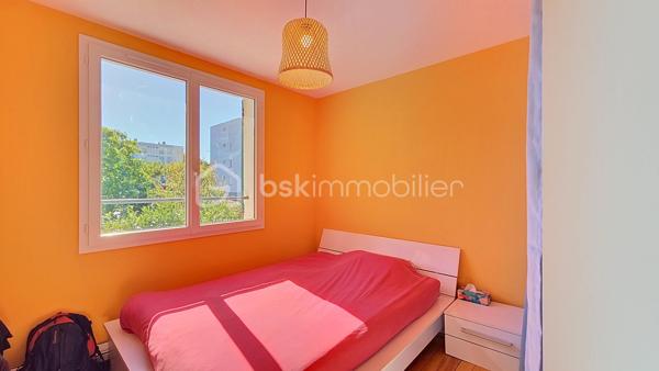 À Carbon-Blanc, découvrez cette maison familiale de 92 m², située dans un environnement résidentiel, à proximité des commodités et des transports.

Construite en 1970 et ayant bénéficié de travaux d'amélioration, cette maison offre aujourd'hui une distribution fonctionnelle sur deux niveaux et de belles possibilités pour une famille.

Au rez-de-chaussée, vous découvrirez une agréable pièce de vie avec séjour et cuisine ouverte équipée, bénéficiant d'un accès direct à la véranda et au jardin. Une salle d'eau avec WC complète ce niveau.

À l'étage, l'espace nuit se compose de quatre chambres ainsi que d'une salle d'eau avec WC.

La maison bénéficie d'un confort appréciable grâce notamment à une pompe à chaleur air/air avec climatisation réversible, ainsi qu'à des menuiseries en PVC double vitrage.

À l'extérieur, vous profiterez d'un terrain de 370 m², agrémenté d'un jardin et d'une terrasse en bois, offrant un agréable espace pour les repas en extérieur, les moments de détente ou les activités familiales.

Une dépendance fermée d'environ 19 m² complète la propriété. Elle pourra notamment être utilisée comme espace de stockage, ou atelier pour les activités de bricolage.

Les atouts :

Une maison familiale fonctionnelle, bénéficiant d'une bonne performance énergétique et d'un agréable extérieur, qui saura séduire les acquéreurs à la recherche d'un bien de 4 chambres à Carbon-Blanc.

Photos supplémentaires sur simple demande.
Hervé Beauquesne, un conseiller à votre disposition 7jours/7.
Contactez moi pour l'estimation de votre bien : l'avis de valeur est offert !