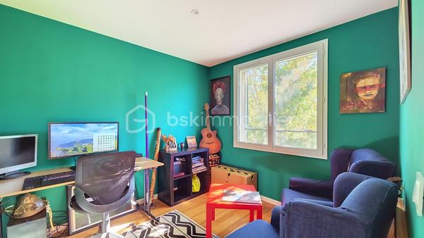 À Carbon-Blanc, découvrez cette maison familiale de 92 m², située dans un environnement résidentiel, à proximité des commodités et des transports.

Construite en 1970 et ayant bénéficié de travaux d'amélioration, cette maison offre aujourd'hui une distribution fonctionnelle sur deux niveaux et de belles possibilités pour une famille.

Au rez-de-chaussée, vous découvrirez une agréable pièce de vie avec séjour et cuisine ouverte équipée, bénéficiant d'un accès direct à la véranda et au jardin. Une salle d'eau avec WC complète ce niveau.

À l'étage, l'espace nuit se compose de quatre chambres ainsi que d'une salle d'eau avec WC.

La maison bénéficie d'un confort appréciable grâce notamment à une pompe à chaleur air/air avec climatisation réversible, ainsi qu'à des menuiseries en PVC double vitrage.

À l'extérieur, vous profiterez d'un terrain de 370 m², agrémenté d'un jardin et d'une terrasse en bois, offrant un agréable espace pour les repas en extérieur, les moments de détente ou les activités familiales.

Une dépendance fermée d'environ 19 m² complète la propriété. Elle pourra notamment être utilisée comme espace de stockage, ou atelier pour les activités de bricolage.

Les atouts :

Une maison familiale fonctionnelle, bénéficiant d'une bonne performance énergétique et d'un agréable extérieur, qui saura séduire les acquéreurs à la recherche d'un bien de 4 chambres à Carbon-Blanc.

Photos supplémentaires sur simple demande.
Hervé Beauquesne, un conseiller à votre disposition 7jours/7.
Contactez moi pour l'estimation de votre bien : l'avis de valeur est offert !