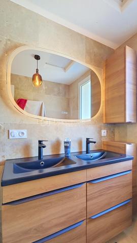 À Carbon-Blanc, découvrez cette maison familiale de 92 m², située dans un environnement résidentiel, à proximité des commodités et des transports.

Construite en 1970 et ayant bénéficié de travaux d'amélioration, cette maison offre aujourd'hui une distribution fonctionnelle sur deux niveaux et de belles possibilités pour une famille.

Au rez-de-chaussée, vous découvrirez une agréable pièce de vie avec séjour et cuisine ouverte équipée, bénéficiant d'un accès direct à la véranda et au jardin. Une salle d'eau avec WC complète ce niveau.

À l'étage, l'espace nuit se compose de quatre chambres ainsi que d'une salle d'eau avec WC.

La maison bénéficie d'un confort appréciable grâce notamment à une pompe à chaleur air/air avec climatisation réversible, ainsi qu'à des menuiseries en PVC double vitrage.

À l'extérieur, vous profiterez d'un terrain de 370 m², agrémenté d'un jardin et d'une terrasse en bois, offrant un agréable espace pour les repas en extérieur, les moments de détente ou les activités familiales.

Une dépendance fermée d'environ 19 m² complète la propriété. Elle pourra notamment être utilisée comme espace de stockage, ou atelier pour les activités de bricolage.

Les atouts :

Une maison familiale fonctionnelle, bénéficiant d'une bonne performance énergétique et d'un agréable extérieur, qui saura séduire les acquéreurs à la recherche d'un bien de 4 chambres à Carbon-Blanc.

Photos supplémentaires sur simple demande.
Hervé Beauquesne, un conseiller à votre disposition 7jours/7.
Contactez moi pour l'estimation de votre bien : l'avis de valeur est offert !